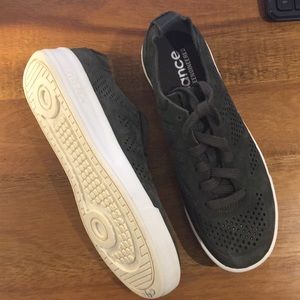 Girls New Balance Olive Green Nubuck Sneaker